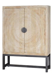 GINER Y COLOMER Armario de madera de mango con tallas circulares y base de metal